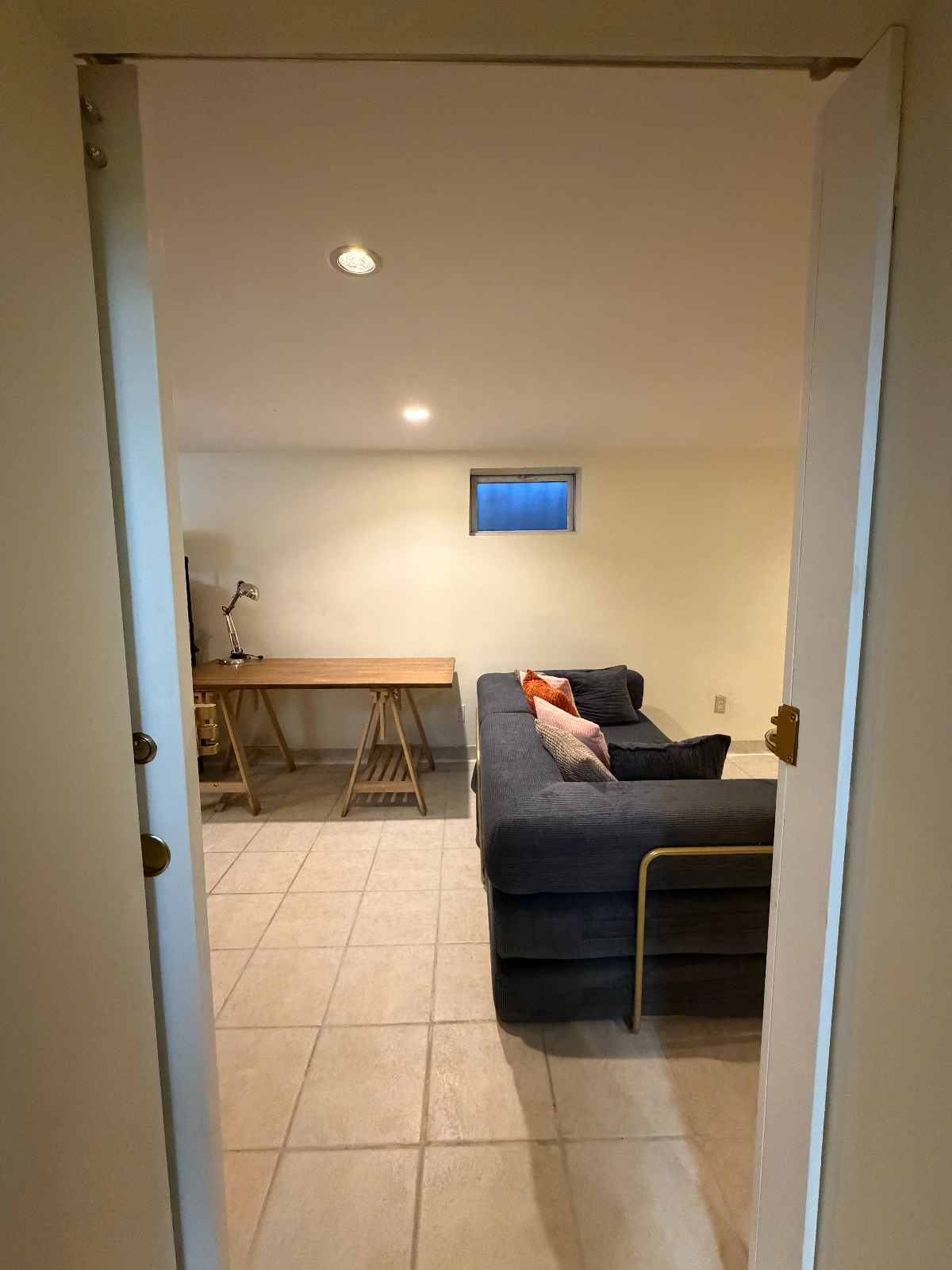 Beautifully Furnished Private Apartment with Modern Amenities - Photo 3