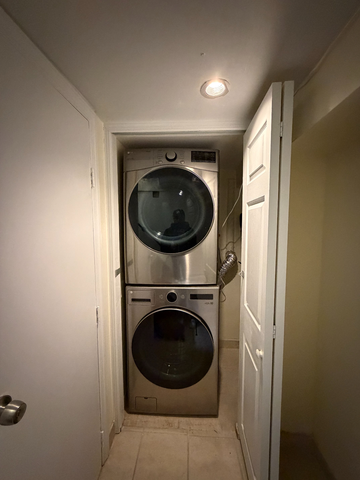 Beautifully Furnished Private Apartment with Modern Amenities - Photo 7