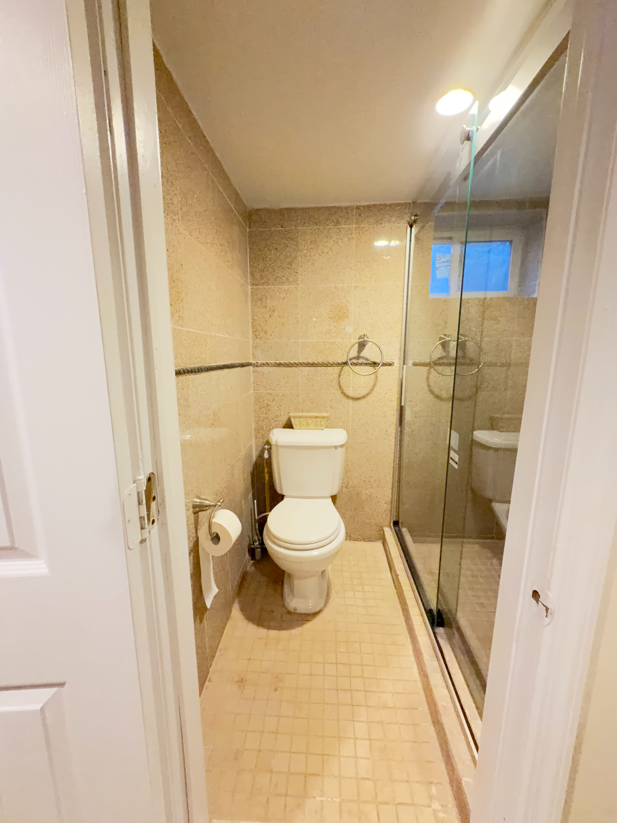 Beautifully Furnished Private Apartment with Modern Amenities - Photo 8