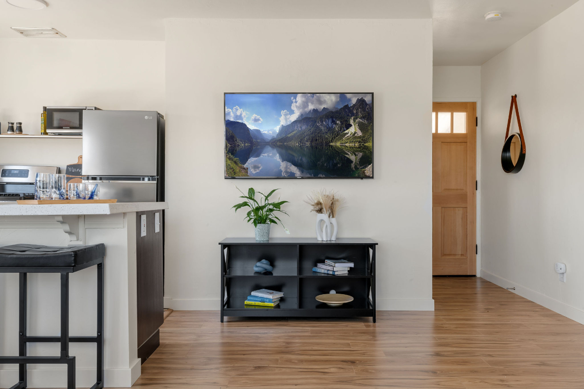 Bright, open, cozy suite in safe, quiet residential neighborhood - Photo 2
