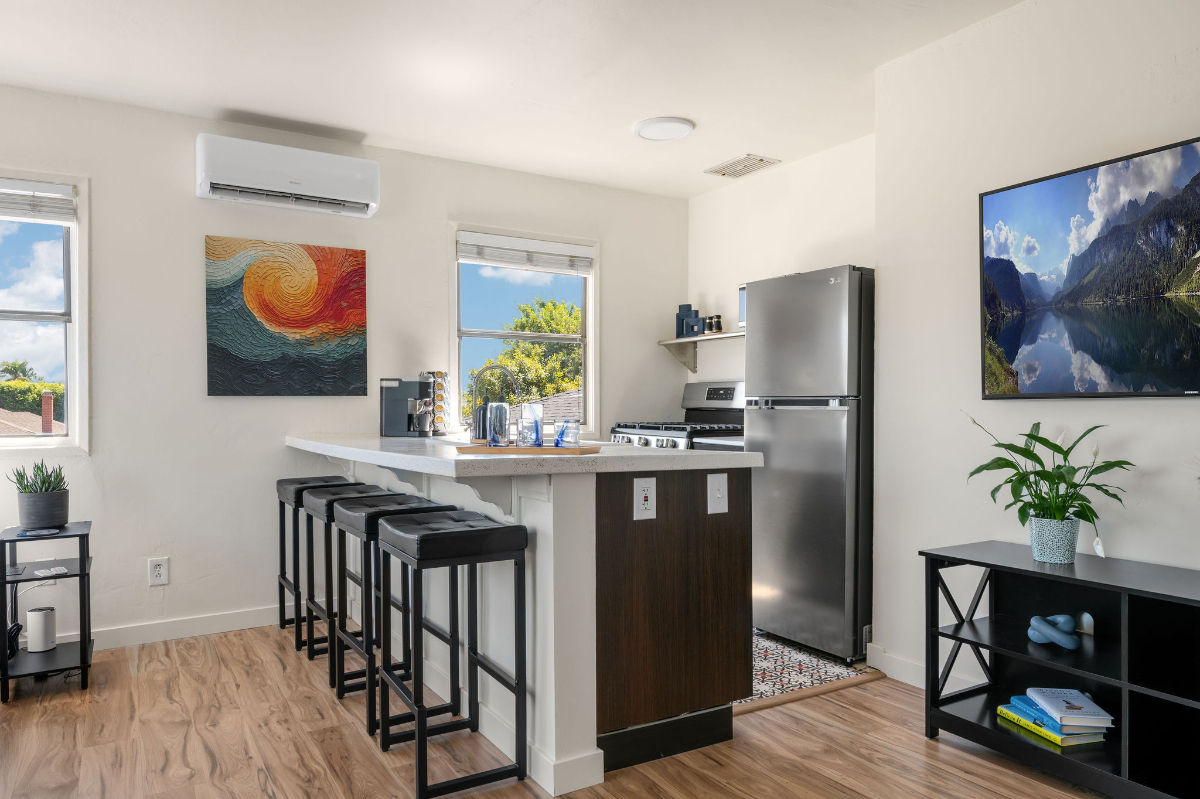 Bright, open, cozy suite in safe, quiet residential neighborhood - Photo 3