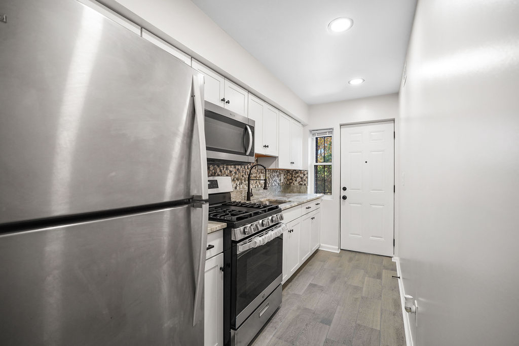 One bedroom and one bath room with washer/dryer and new Stainless Steel appliances - Photo 5