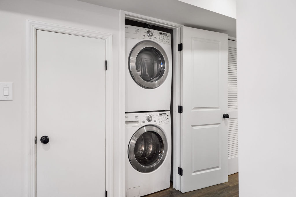 One bedroom and one bath room with washer/dryer and new Stainless Steel appliances - Photo 4