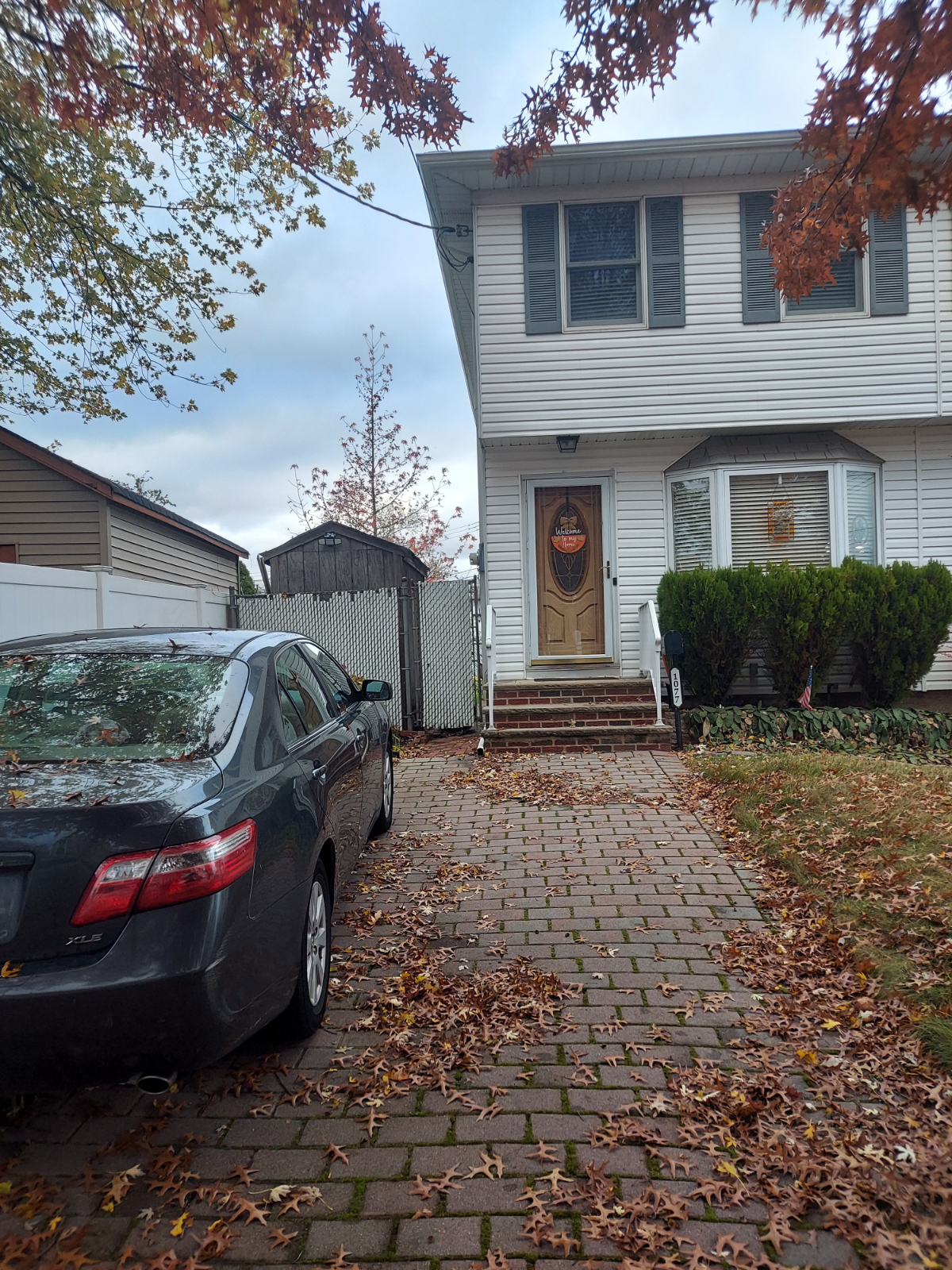 Spacious 3BR Home w/ Driveway, Yard, Washer/Dryer, Close to Hospitals, 10min walk to Public Transpor - Photo 2