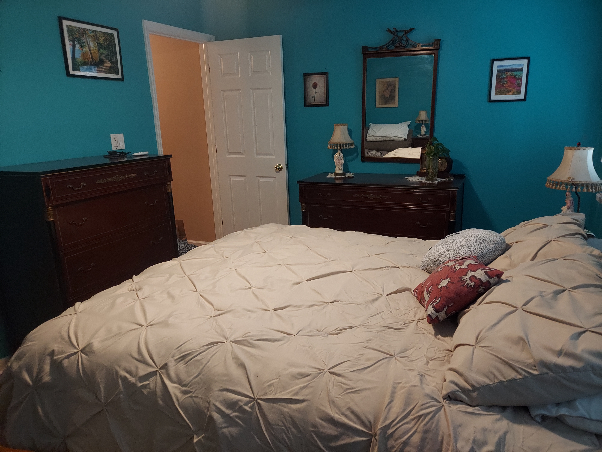 Spacious 3BR Home w/ Driveway, Yard, Washer/Dryer, Close to Hospitals, 10min walk to Public Transpor - Photo 9