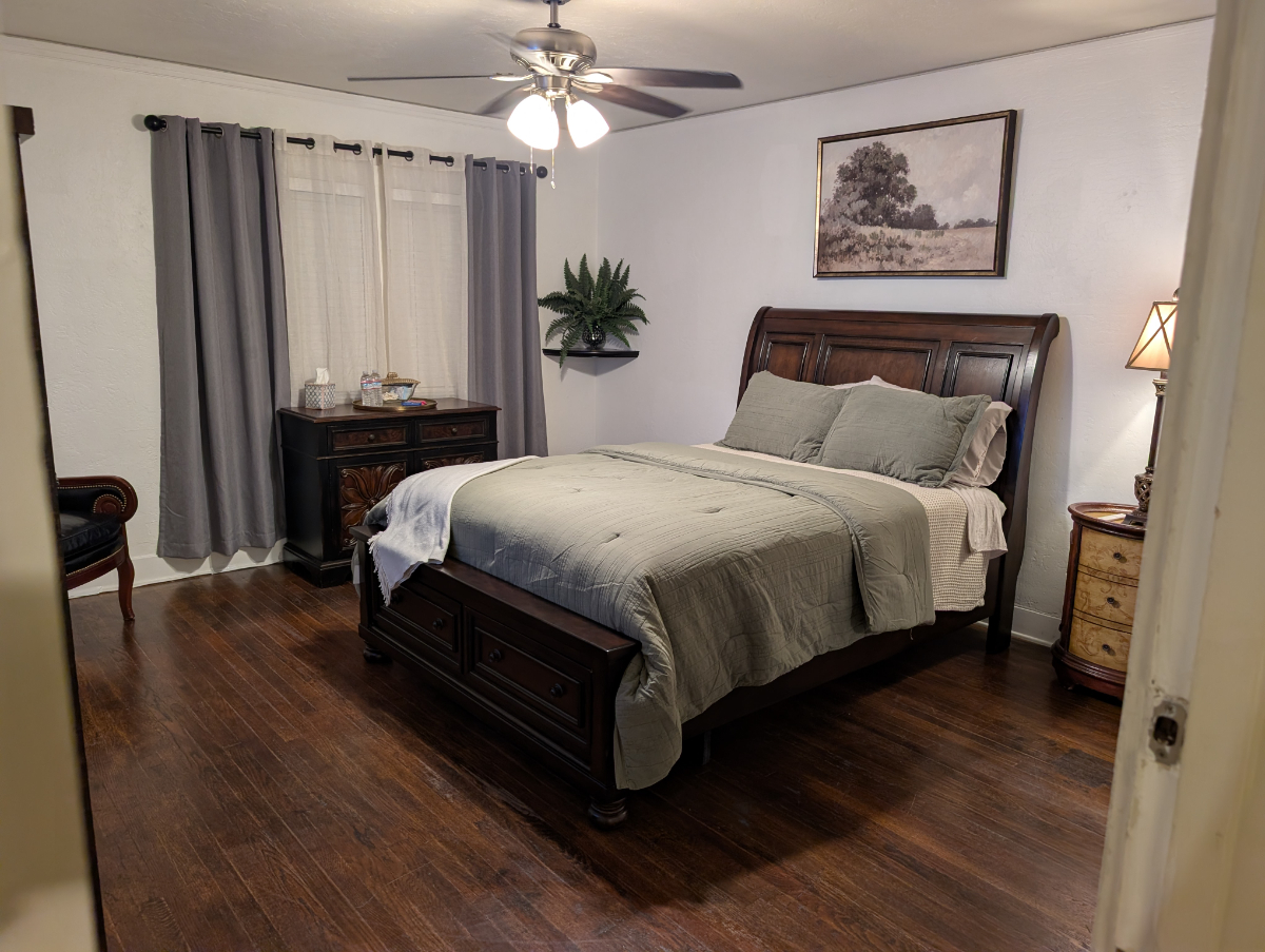 Large Furnished Private Room with Private Bathroom - Photo 2