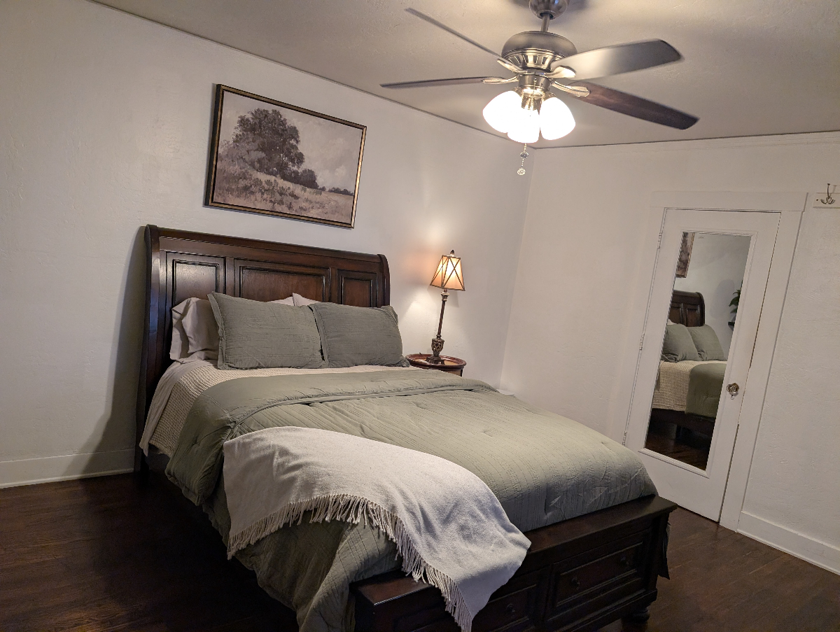Large Furnished Private Room with Private Bathroom - Photo 5