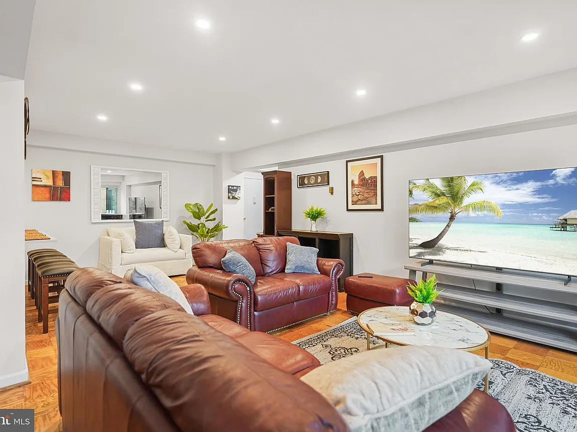 Beautiful Condo Near American University and Georgetown Parking / Utilities Included - Photo 2