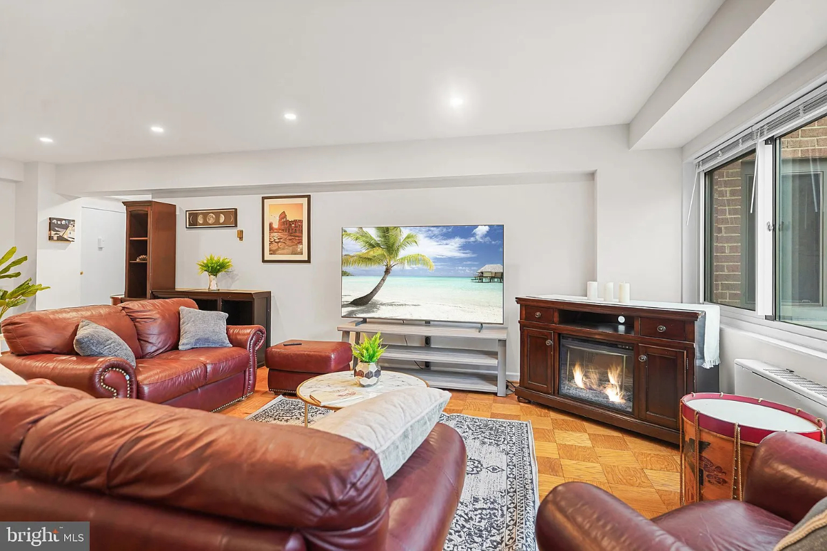 Beautiful Condo Near American University and Georgetown Parking / Utilities Included - Photo 4