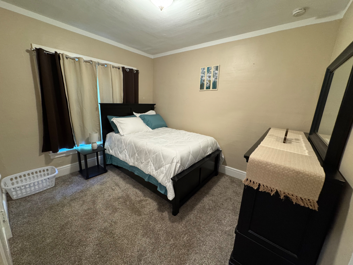 Cozy Upper Apartment - Photo 9