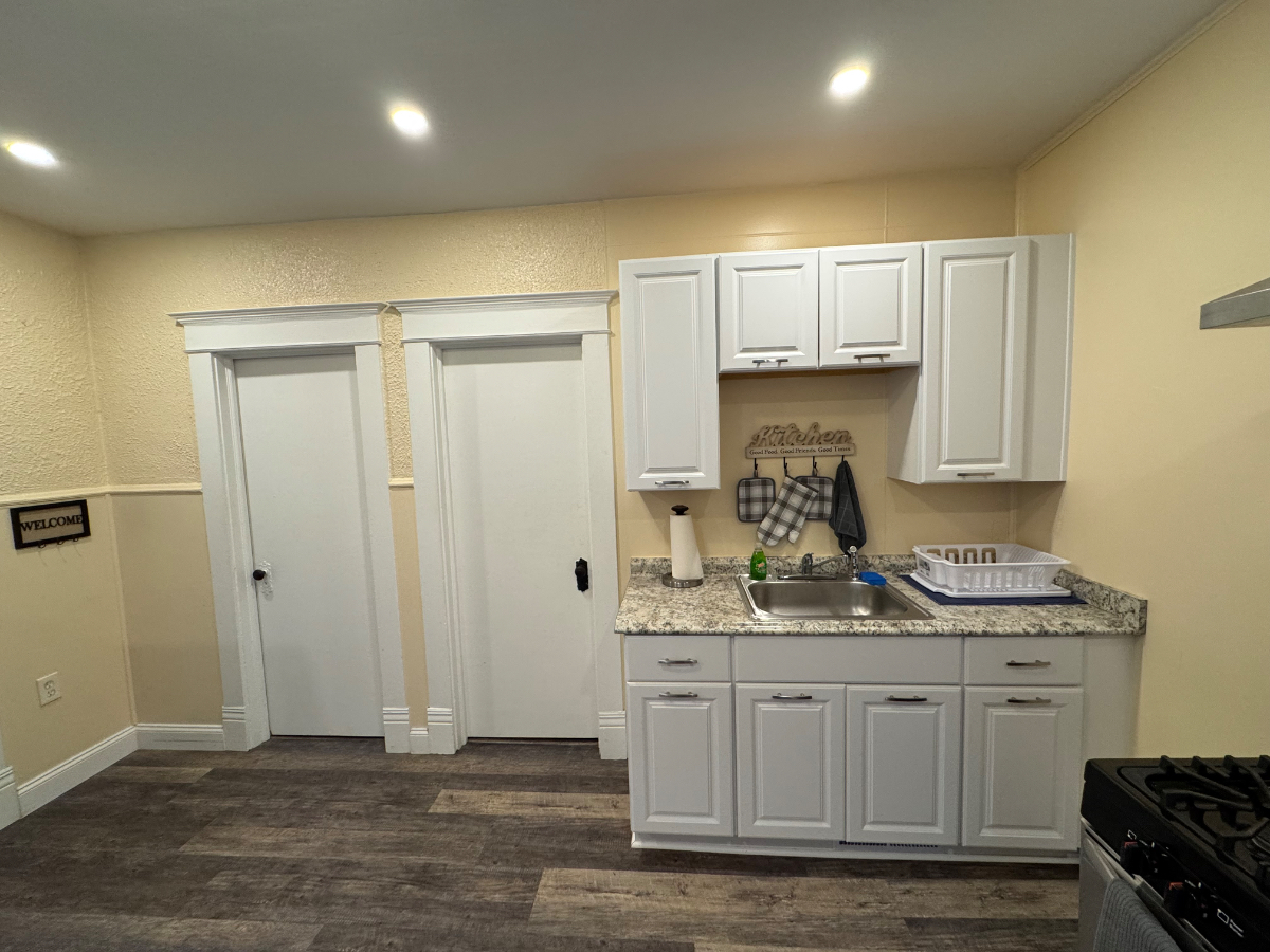 Cozy Upper Apartment - Photo 2