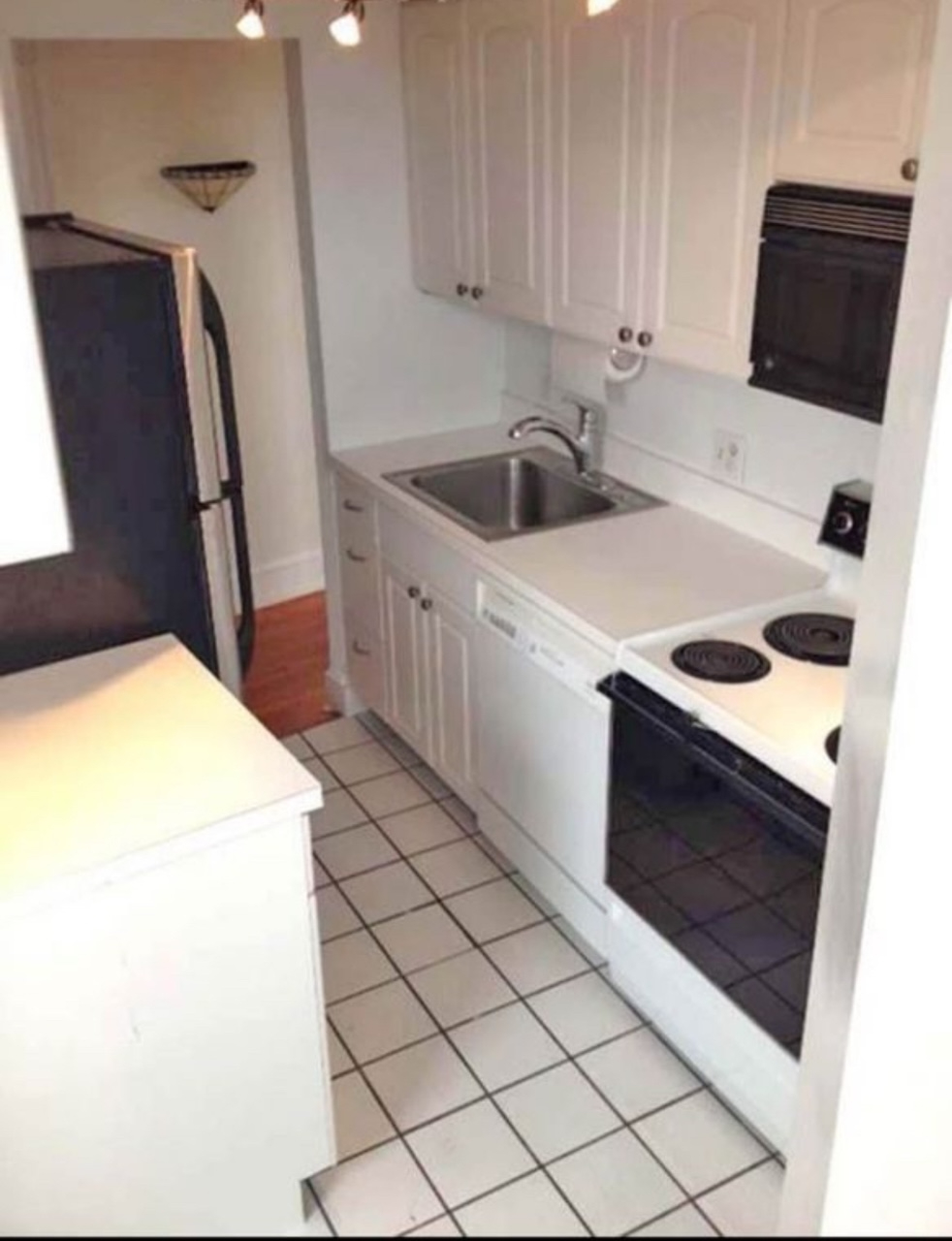 Cozy in Capitol Hill, Steps from Eastern Market Metro Stop - Photo 3