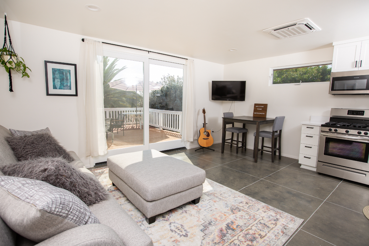 Private Guest House with Deck Canyon Views Ideal for Healthcare and Working Professionals Parking and Utilities Included - Photo 2