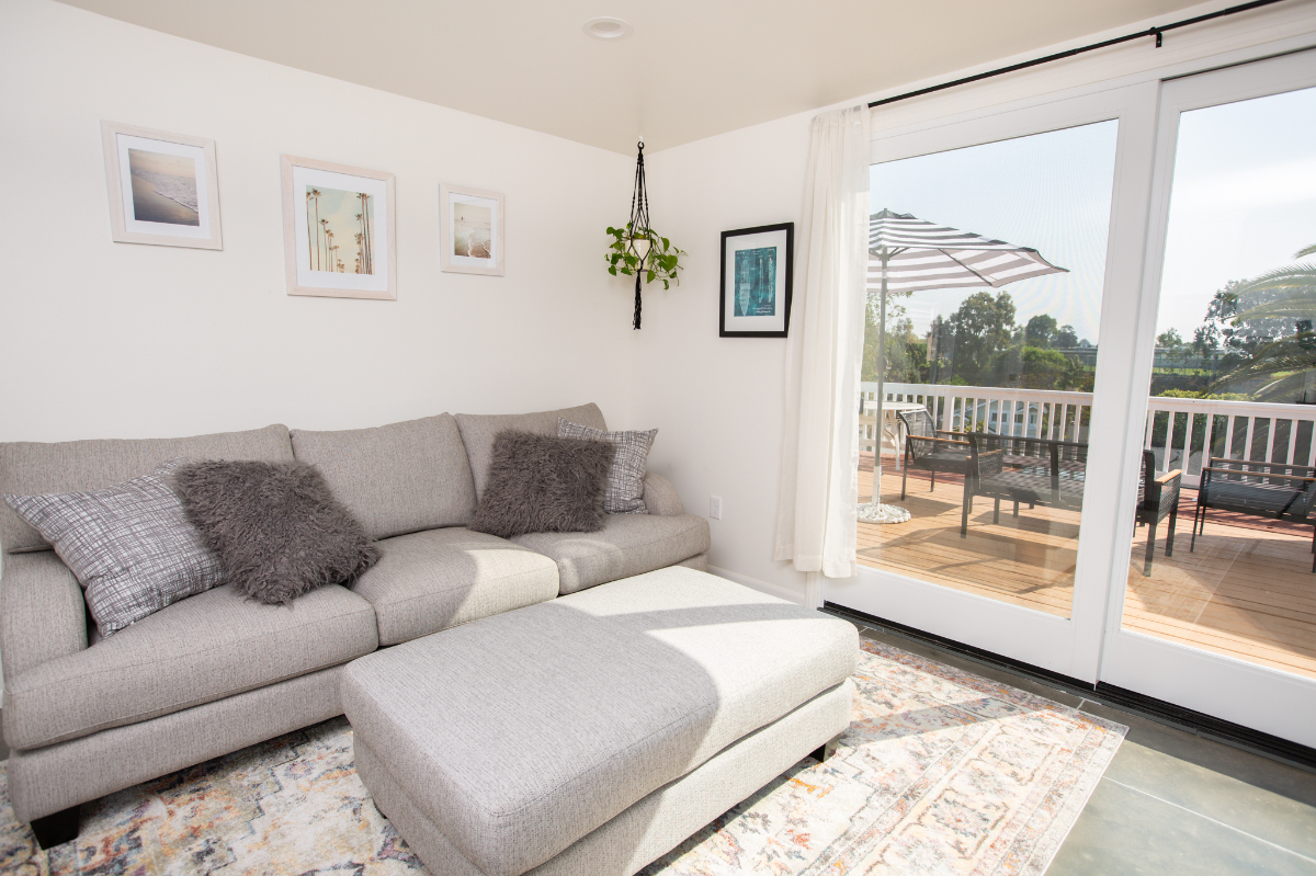 Private Guest House with Deck Canyon Views Ideal for Healthcare and Working Professionals Parking and Utilities Included - Photo 3