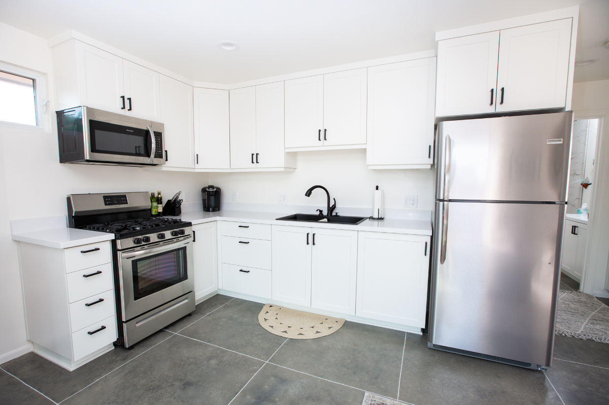 Private Guest House with Deck Canyon Views Ideal for Healthcare and Working Professionals Parking and Utilities Included - Photo 4