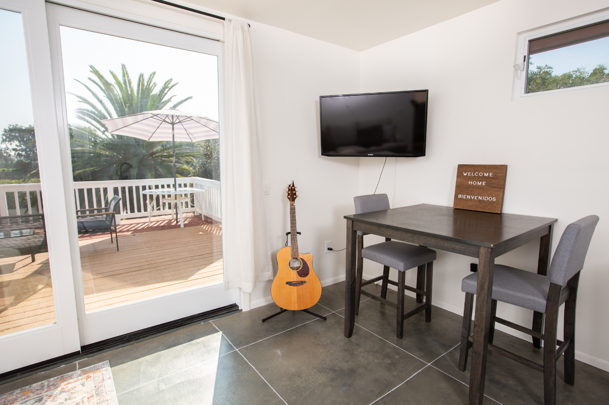 Private Guest House with Deck Canyon Views Ideal for Healthcare and Working Professionals Parking and Utilities Included - Photo 5