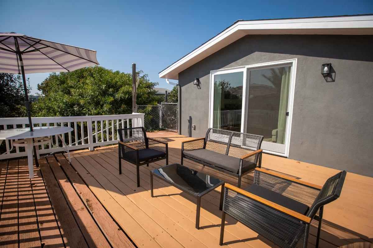 Private Guest House with Deck Canyon Views Ideal for Healthcare and Working Professionals Parking and Utilities Included - Photo 6