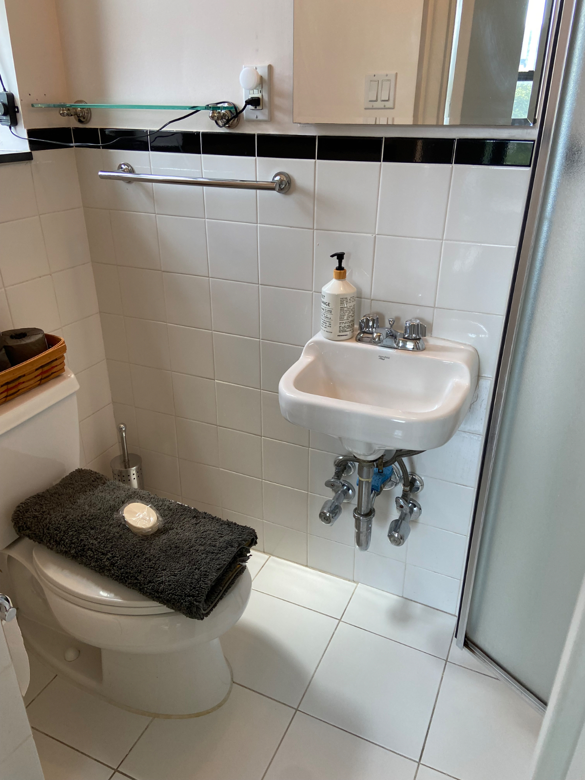 Bright And Cozy Queen Room With Full Apartment Access In Prime Location Near Top Hospitals - Photo 8