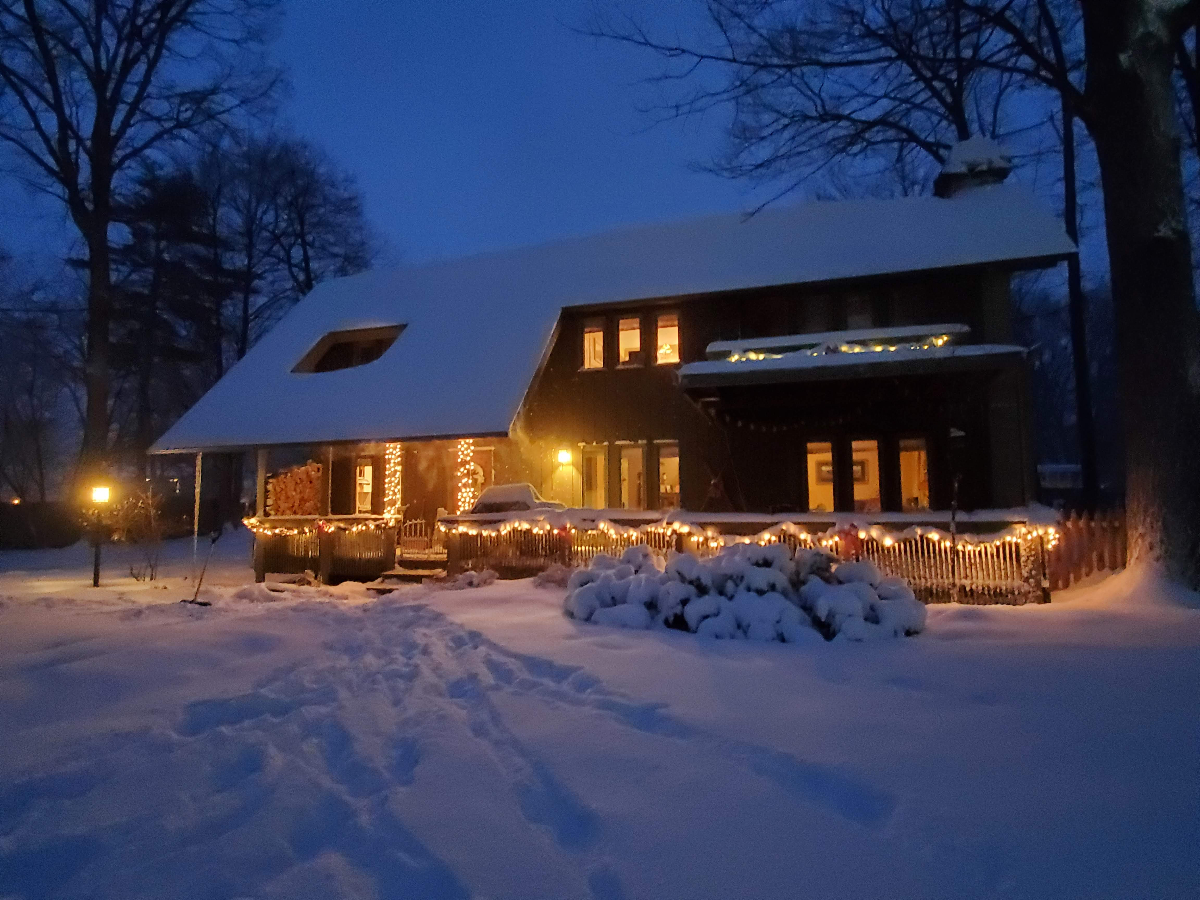Great Neighborhood Home Near Lake - Photo 2