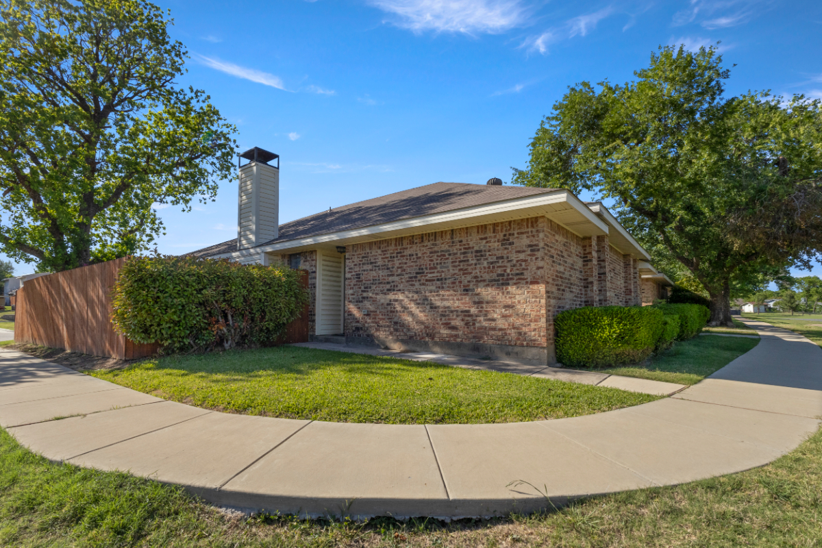 Centrally Located Private Boho Style 2 Bed 2 Bath Home - Photo 3