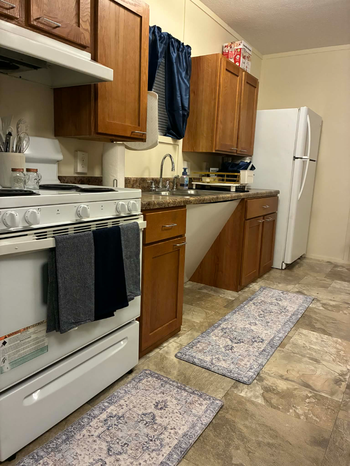Modern 2BR/1BA Mobile Home - Fully Furnished, Walk to Park & Main Street - Photo 4
