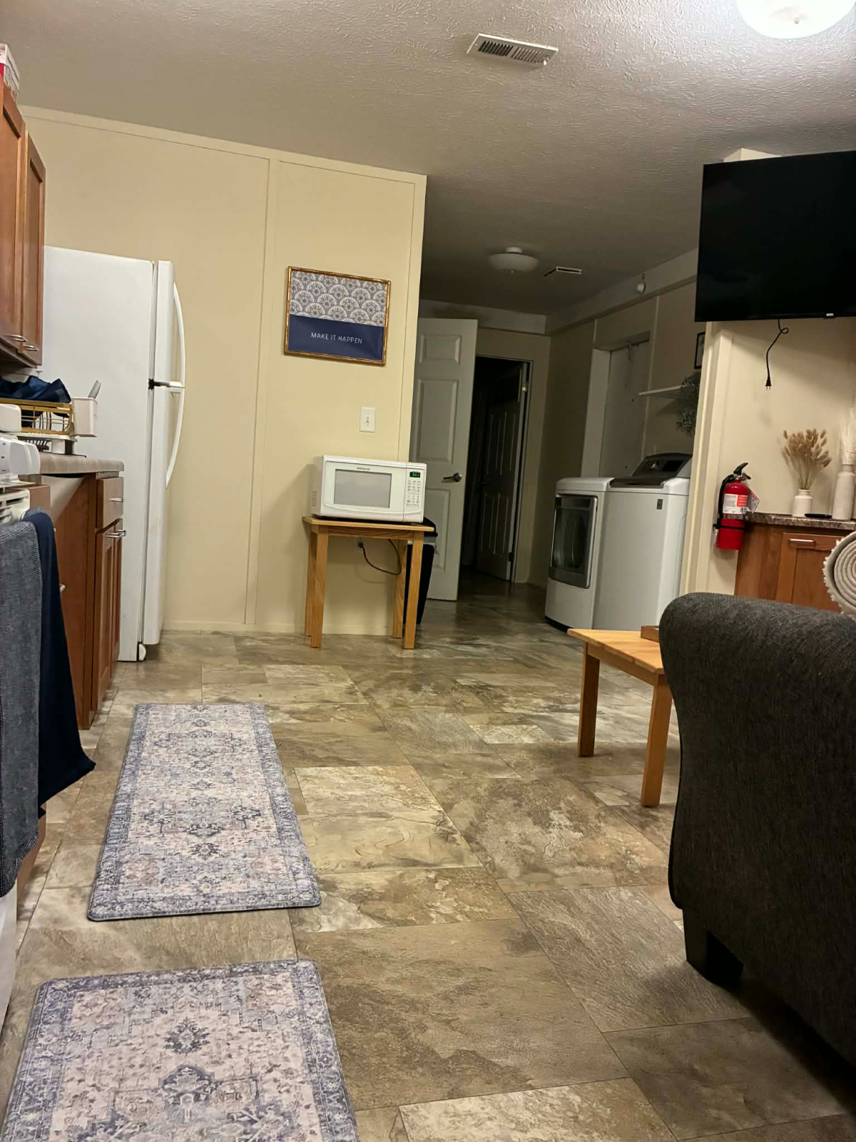 Modern 2BR/1BA Mobile Home - Fully Furnished, Walk to Park & Main Street - Photo 3