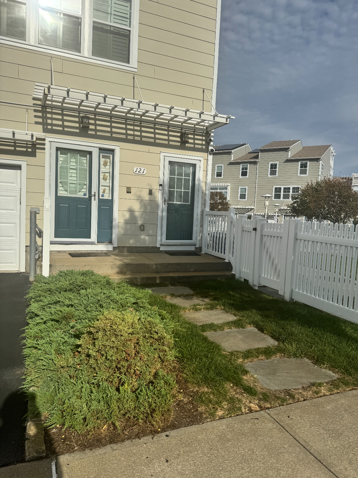 Rockaway Beach- 2 available spacious bedrooms - Photo 4