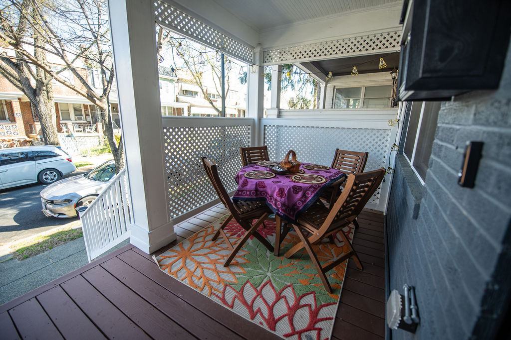 Creative Comfort in Southeast DC. Two-Bedroom Home with Outdoor Spaces and Artistic Vibe - Photo 2