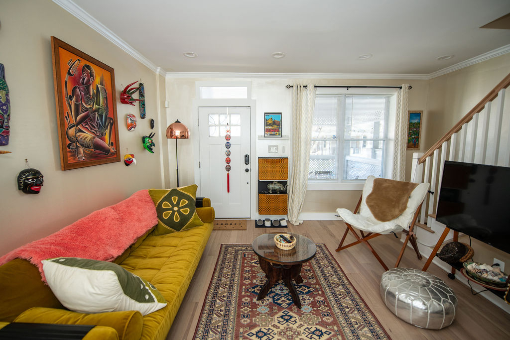 Creative Comfort in Southeast DC. Two-Bedroom Home with Outdoor Spaces and Artistic Vibe - Photo 4
