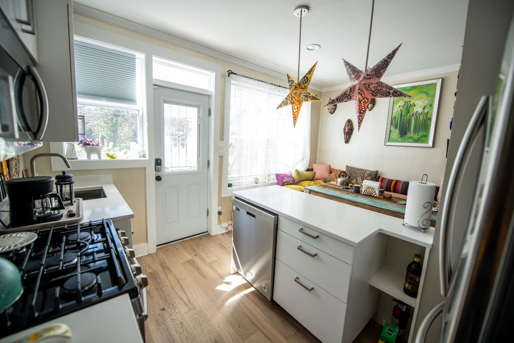 Creative Comfort in Southeast DC. Two-Bedroom Home with Outdoor Spaces and Artistic Vibe - Photo 7