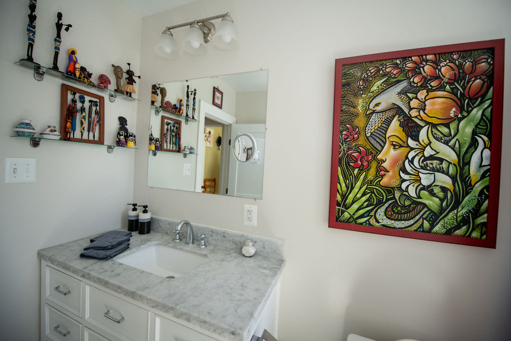 Creative Comfort in Southeast DC. Two-Bedroom Home with Outdoor Spaces and Artistic Vibe - Photo 12