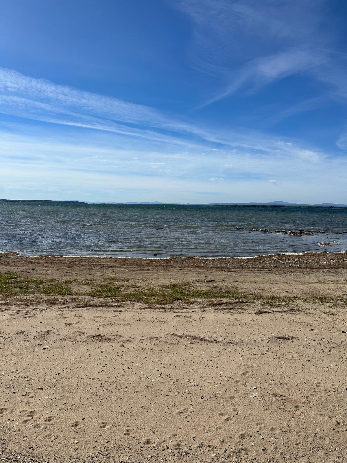 Quiet and spacious lakefront home - Photo 2