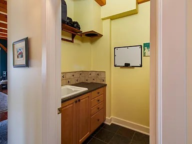 Quiet and spacious lakefront home - Photo 4