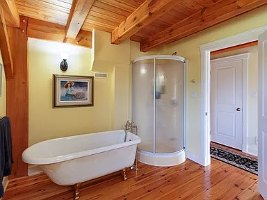 Quiet and spacious lakefront home - Photo 5