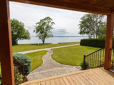 Quiet and spacious lakefront home - Photo 1