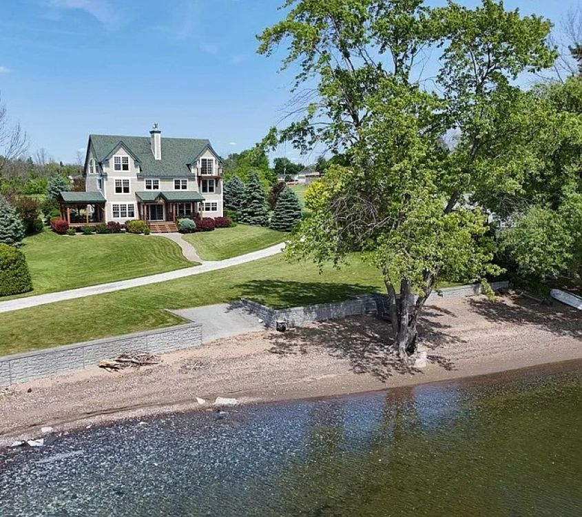 Quiet and spacious lakefront home - Photo 6