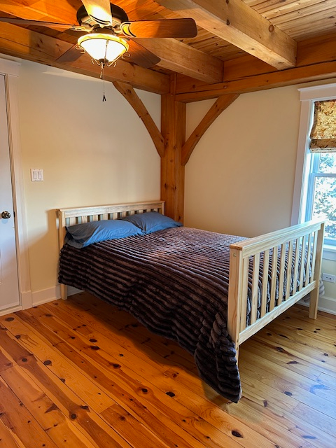 Quiet and spacious lakefront home - Photo 9