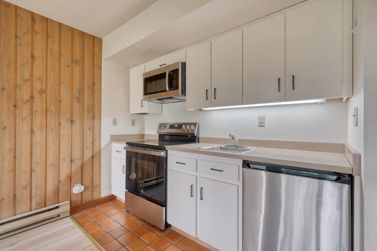 Peaceful 1 Bedroom Apartment in Mt Bachelor Village - Photo 6