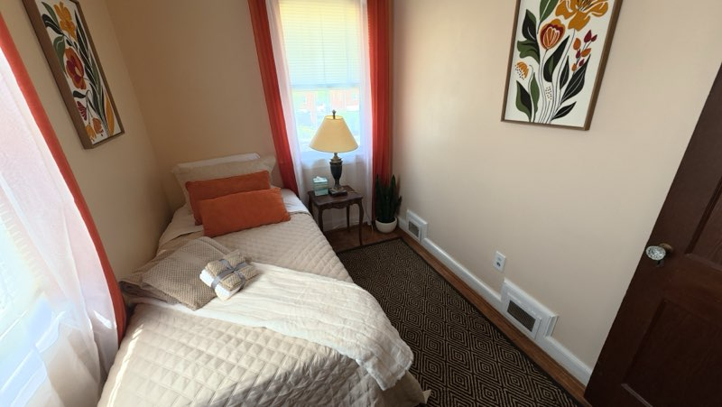 Quiet and Comfy! One Booking, 2 Private Rooms + Private Bath-Walk to Metro - Photo 7