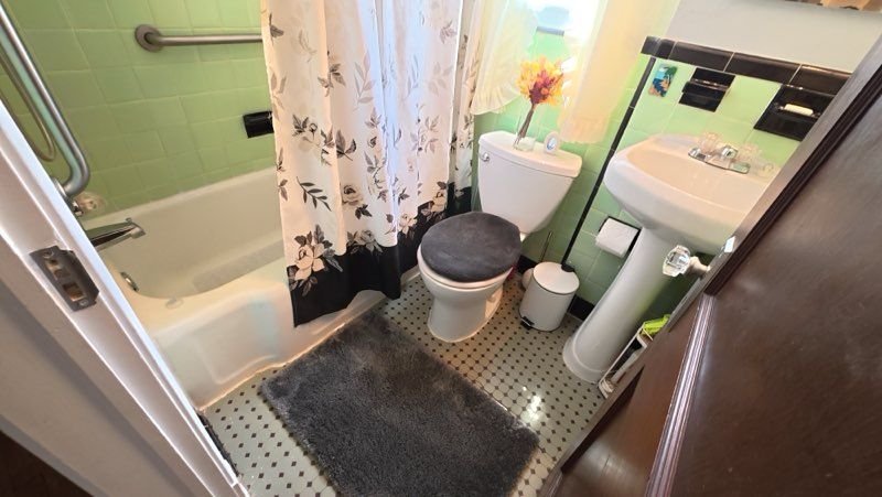 Quiet and Comfy! One Booking, 2 Private Rooms + Private Bath-Walk to Metro - Photo 8