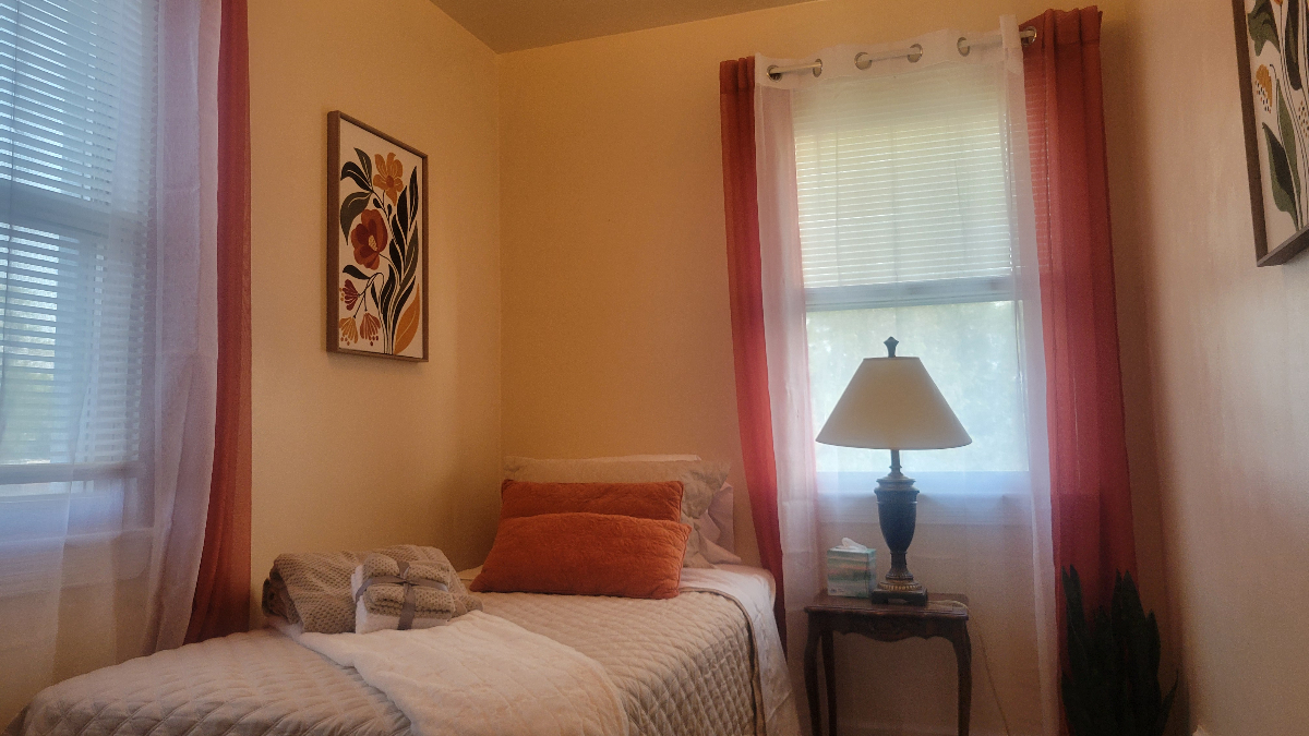 Quiet and Comfy! One Booking, 2 Private Rooms + Private Bath-Walk to Metro - Photo 5