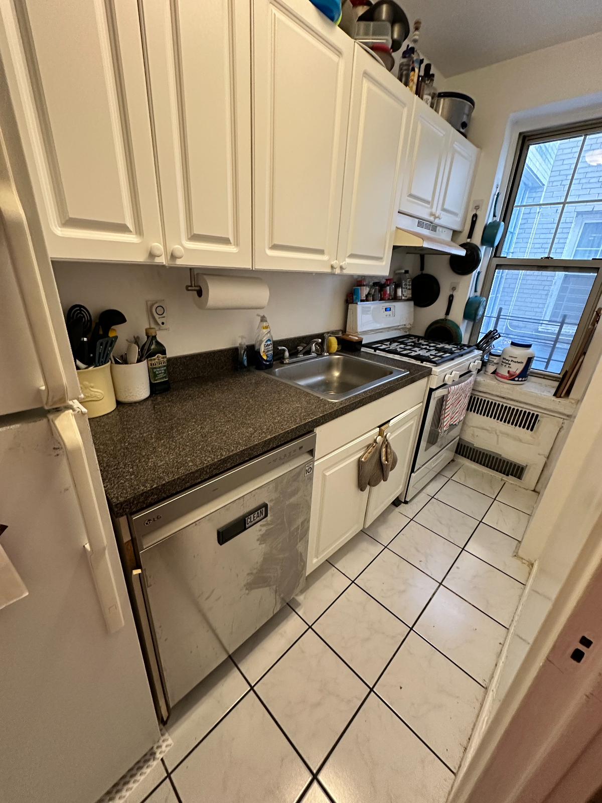 Comfortable 1BR/1BA Apartment Near Fort Tryon Park, Hospital, & Express Train - Quiet, Stylish, and - Photo 1
