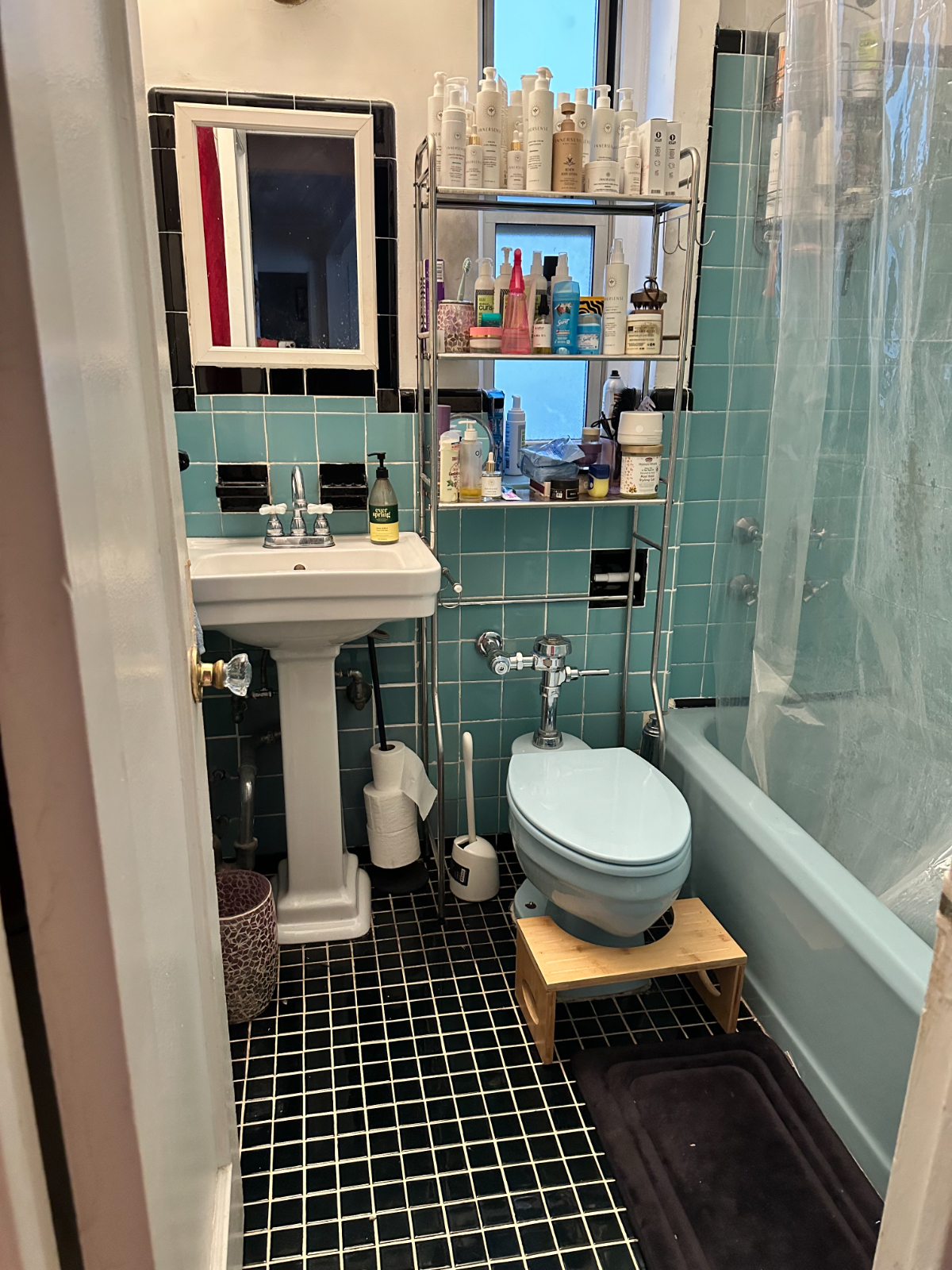Comfortable 1BR/1BA Apartment Near Fort Tryon Park, Hospital, & Express Train - Quiet, Stylish, and - Photo 2