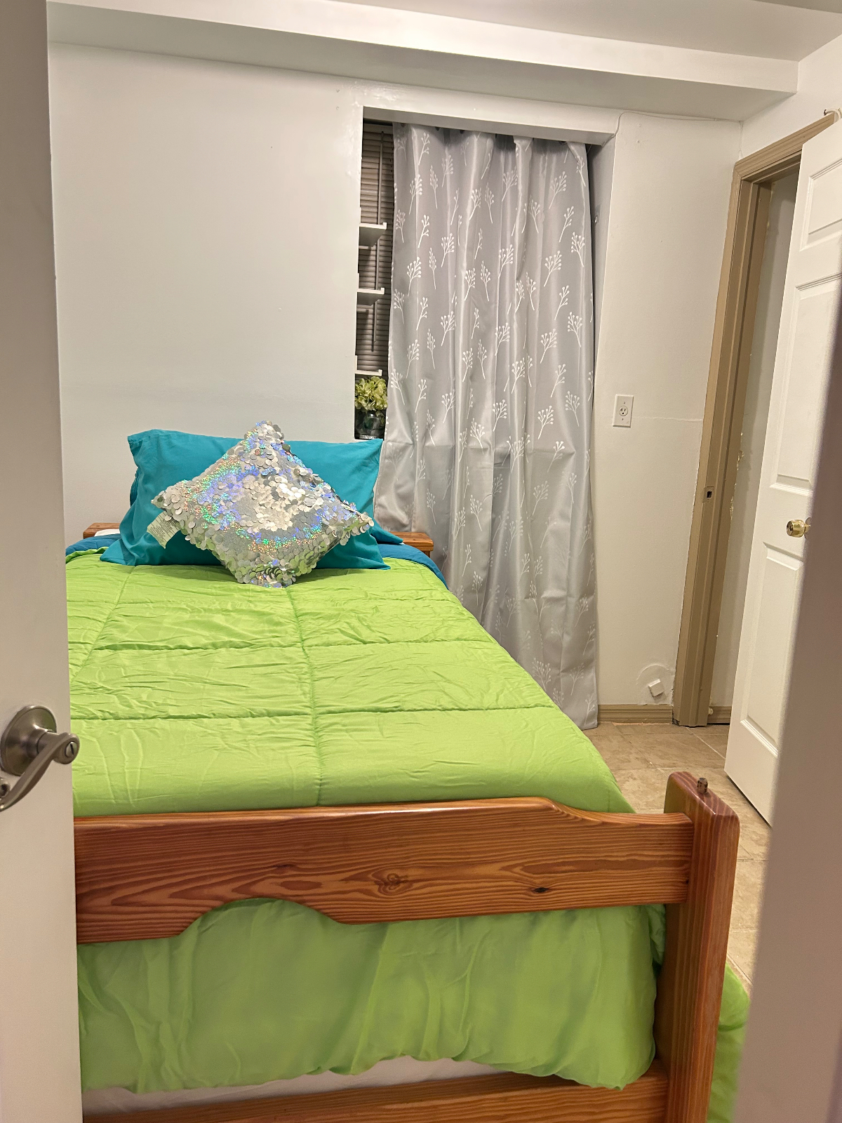 Bright & Simple 2BR Apartment in Staten Islands  North Shore - Photo 6