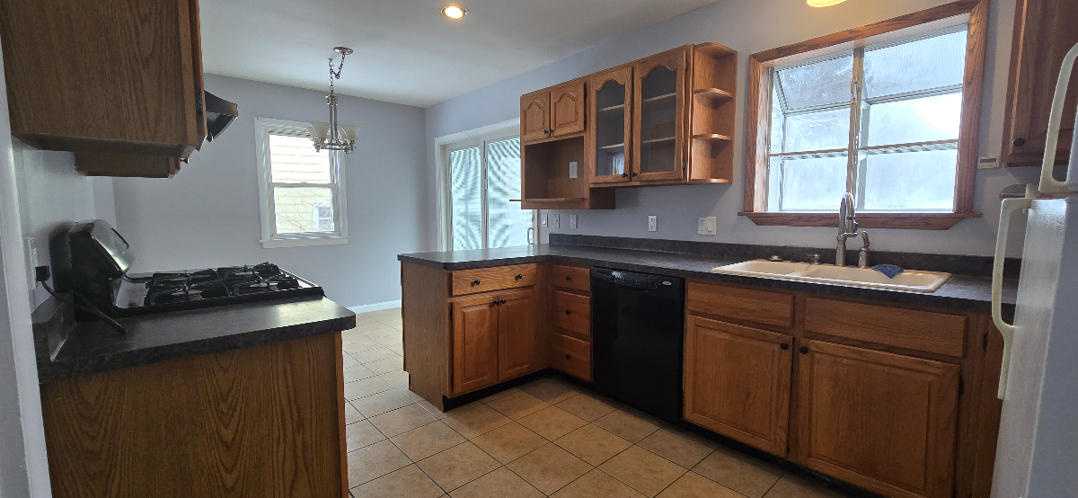 3 bedroom home in Gates. Close to hospitals and expressway - Photo 4