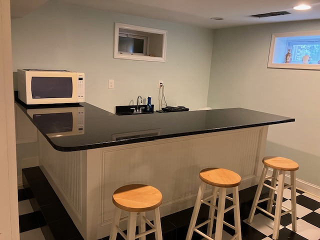 Cozy Furnished Basement Studio Across Little Forest Park - Outdoor Space & All Utilities Included - Photo 4
