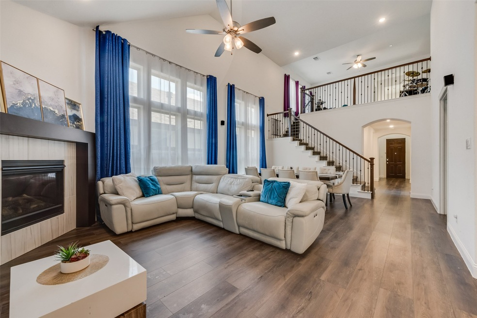 1-3 Private Bedrooms in Executive Owner-Occupied Beautiful Luxury Home in Viridian | All Bills & Res - Photo 1