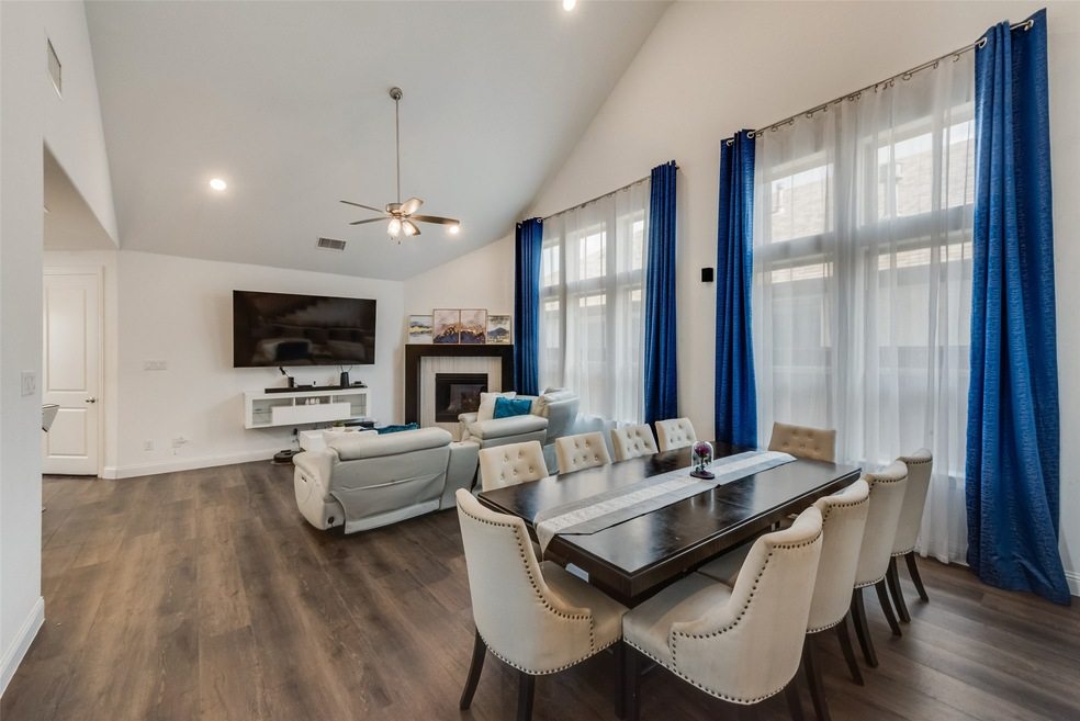 1-3 Private Bedrooms in Executive Owner-Occupied Beautiful Luxury Home in Viridian | All Bills & Res - Photo 2