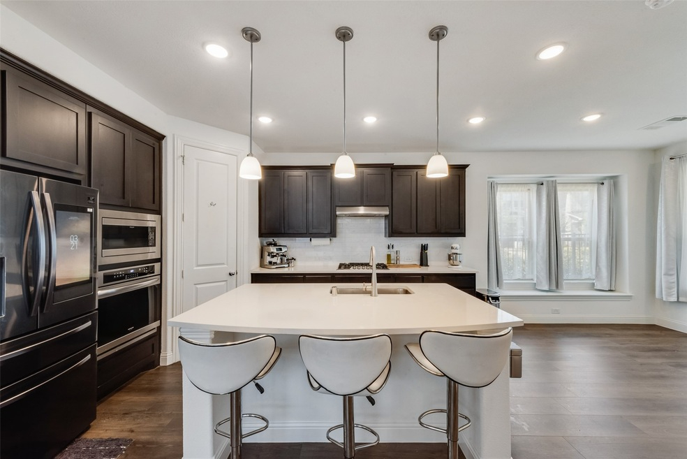 1-3 Private Bedrooms in Executive Owner-Occupied Beautiful Luxury Home in Viridian | All Bills & Res - Photo 3