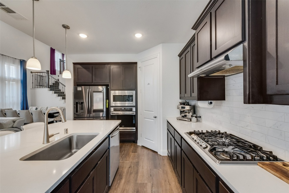 1-3 Private Bedrooms in Executive Owner-Occupied Beautiful Luxury Home in Viridian | All Bills & Res - Photo 4